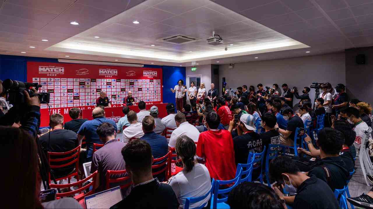 Die Pressekonferenz von Erik ten Hag in Bangkok war gut besucht.