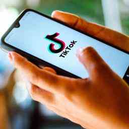 TikTok raeumt ein dass einige Mitarbeiter in China Benutzerdaten einsehen