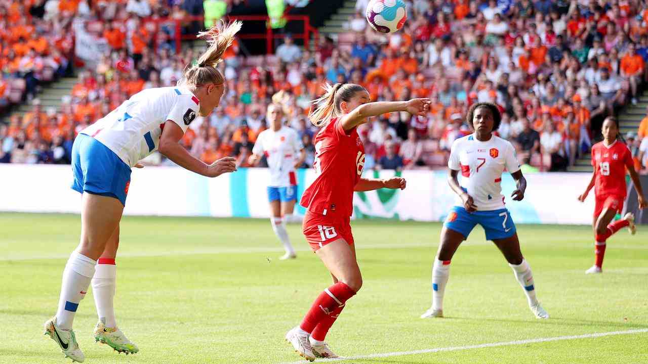 Ein Kopfball von Stefanie van der Gragt verschwindet durch einen Schweizer Verteidiger im Tor.