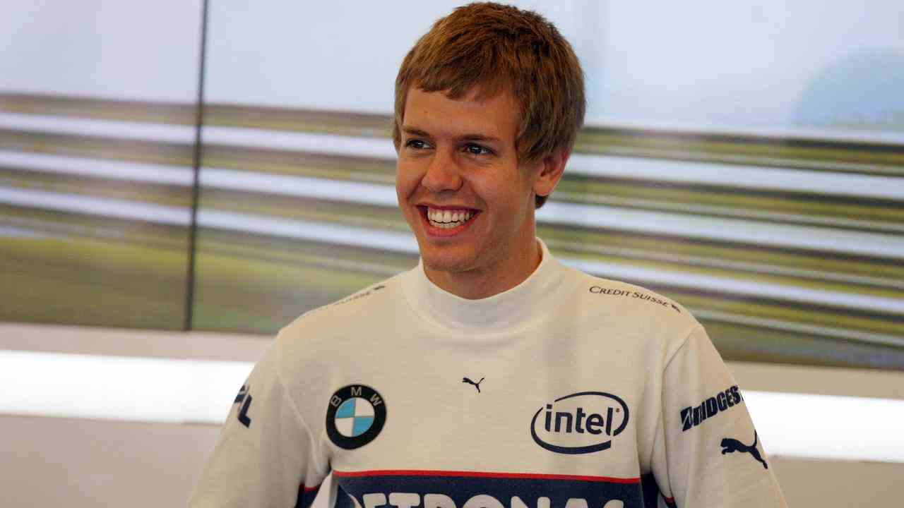 Sebastian Vettel gab 2007 als Ersatz für Robert Kubica sein Formel-1-Debüt für BMW Sauber.  Er qualifizierte sich als Siebter und landete auf Anhieb auf Rang acht in den Punkterängen.  Mit 19 Jahren war er der jüngste Fahrer, dem das jemals gelungen ist.