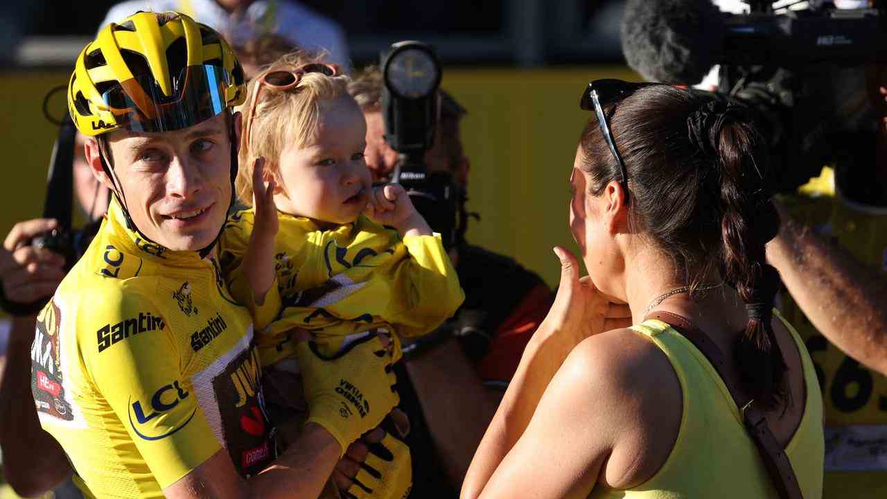 Unmittelbar nach dem Zieleinlauf wird Jonas Vingegaard von seinem Partner und seiner Tochter begrüßt.