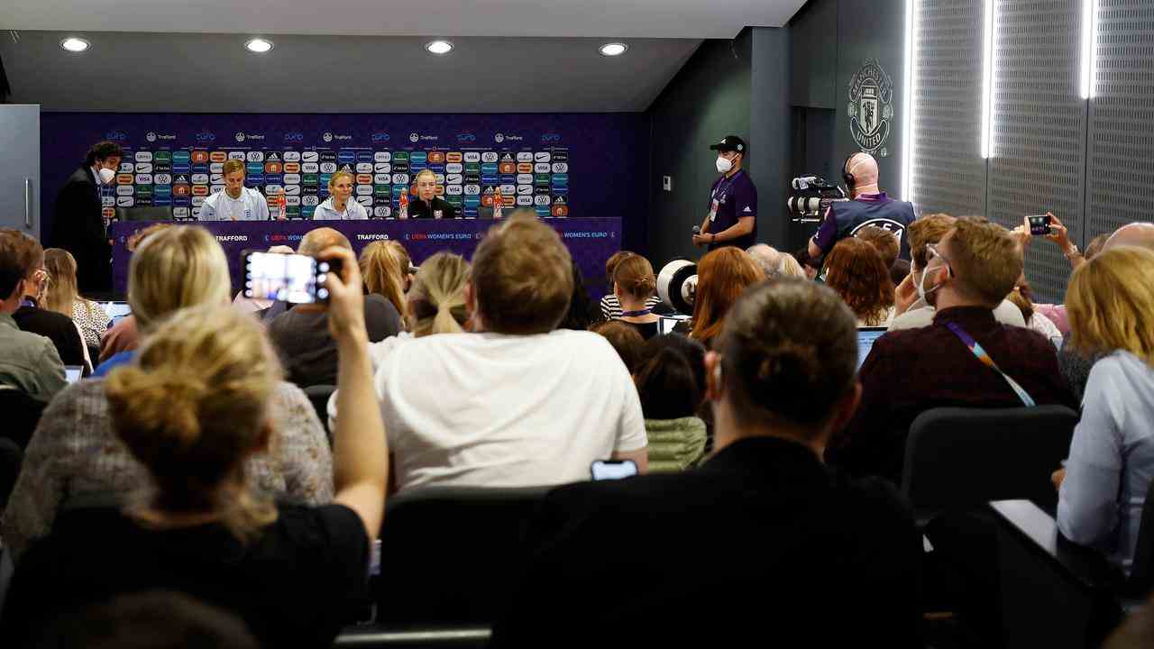 Der Presseraum von Old Trafford war für die Pressekonferenz von Sarina Wiegman komplett überfüllt.