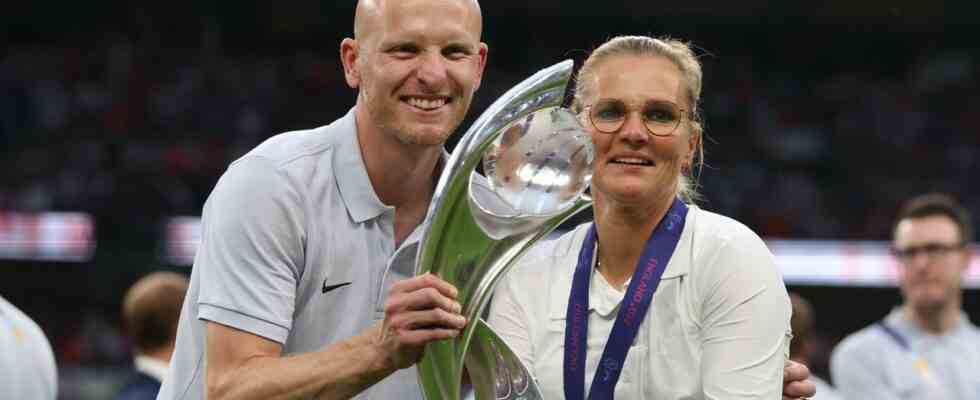 Wiegman kuesst das Armband der verstorbenen Schwester nach dem EM Titel