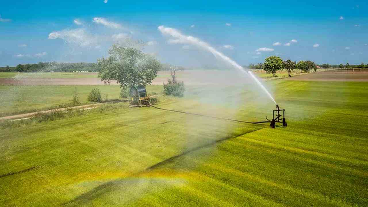 Ein Bauer besprüht sein Land gegen die Dürre.