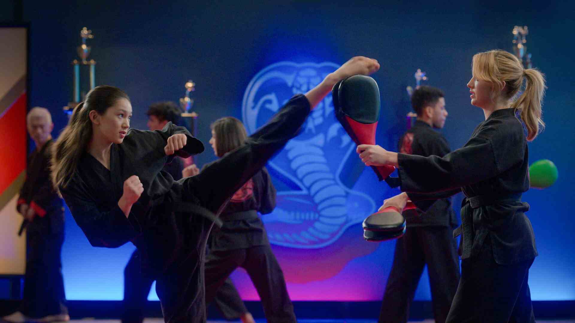 Netflix: Cobra Kai Staffel 5 First-Look-Bilder enthüllen die Rückkehr von Sean Kanan als Mike Barnes und dem neuen Sensei Kim Da-Eun, gespielt von Alicia Hannah-Kim.