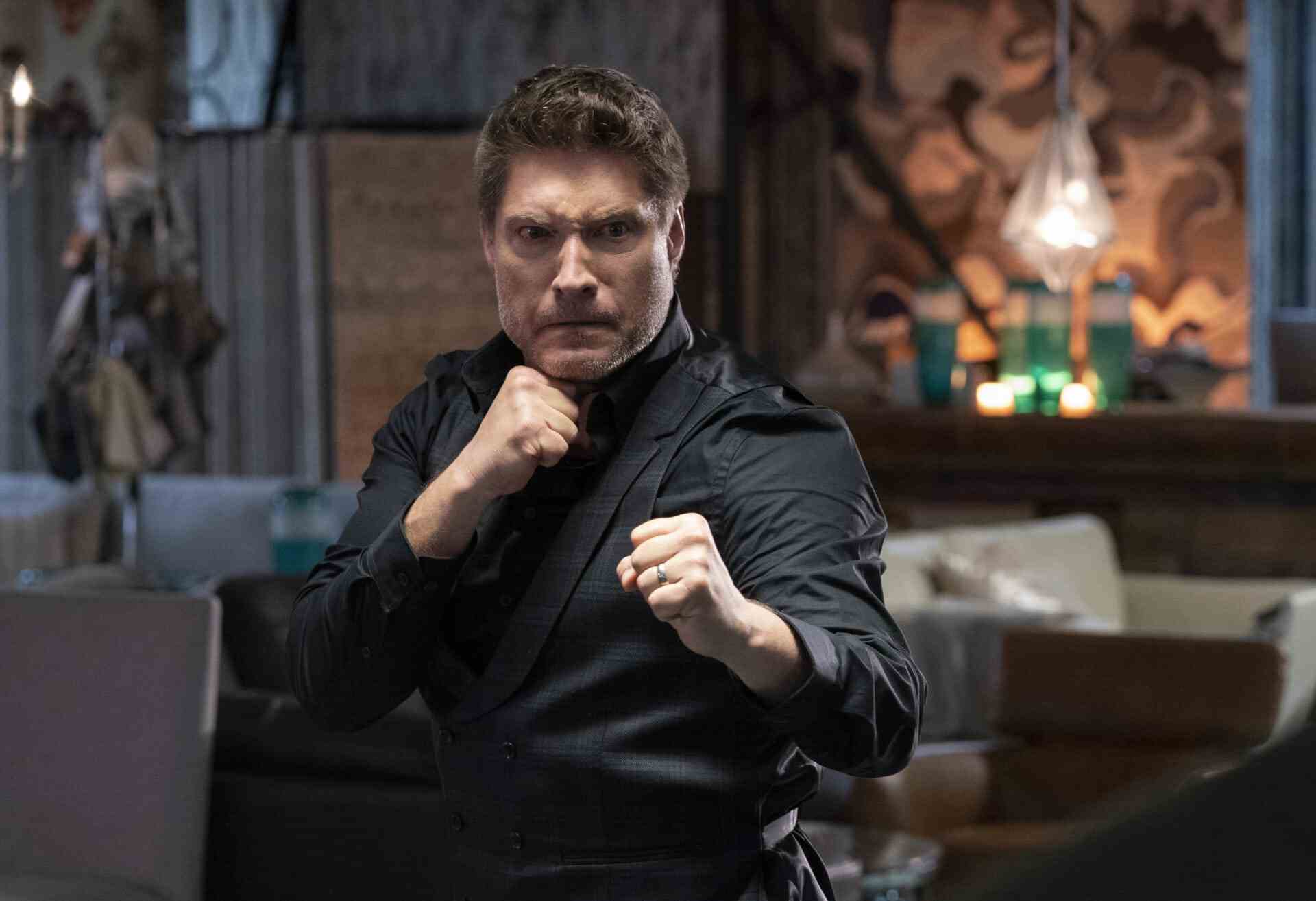 Netflix: Cobra Kai Staffel 5 First-Look-Bilder enthüllen die Rückkehr von Sean Kanan als Mike Barnes und dem neuen Sensei Kim Da-Eun, gespielt von Alicia Hannah-Kim.