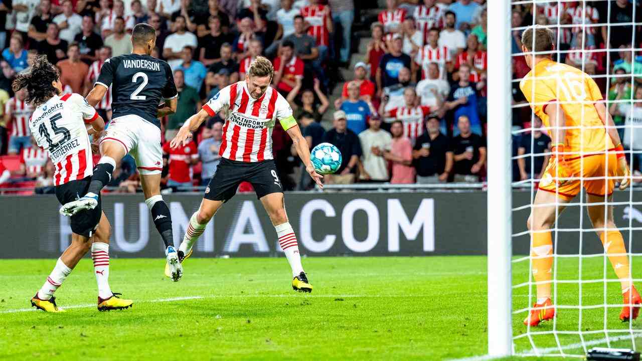 Luuk de Jong köpft ins Siegtor.