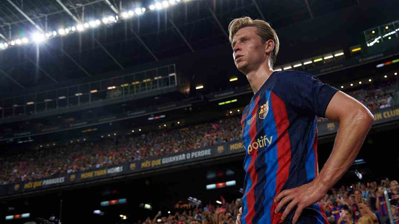 Alle Augen im Camp Nou sind auf Frenkie de Jong gerichtet.