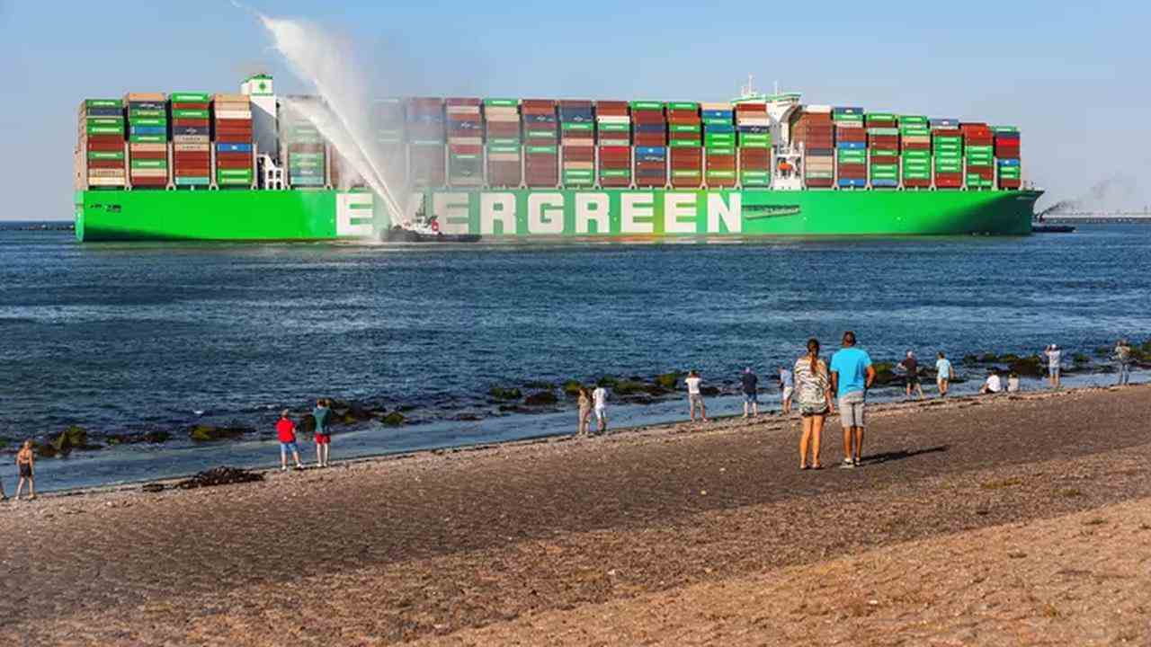 Dutzende Menschen begrüßen das größte Schiff der Welt in Rotterdam.