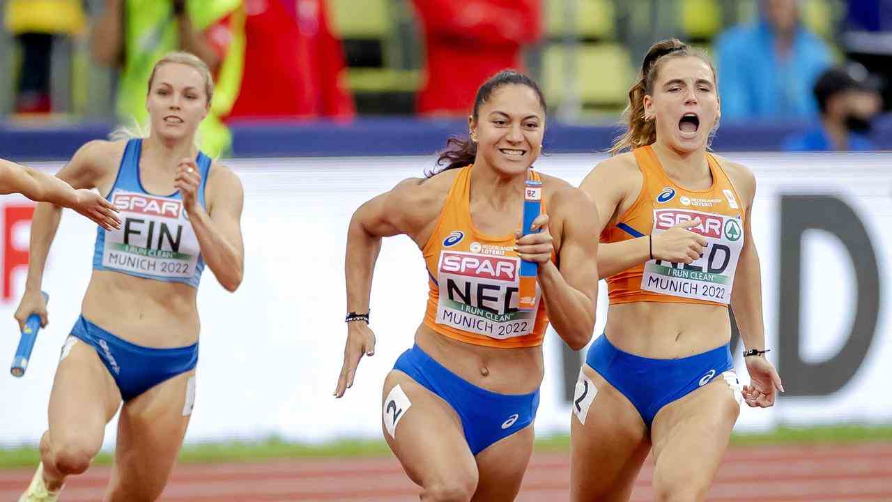 Naomi Sedney und Minke Bisschop in Aktion während des 4x100m-Finales.