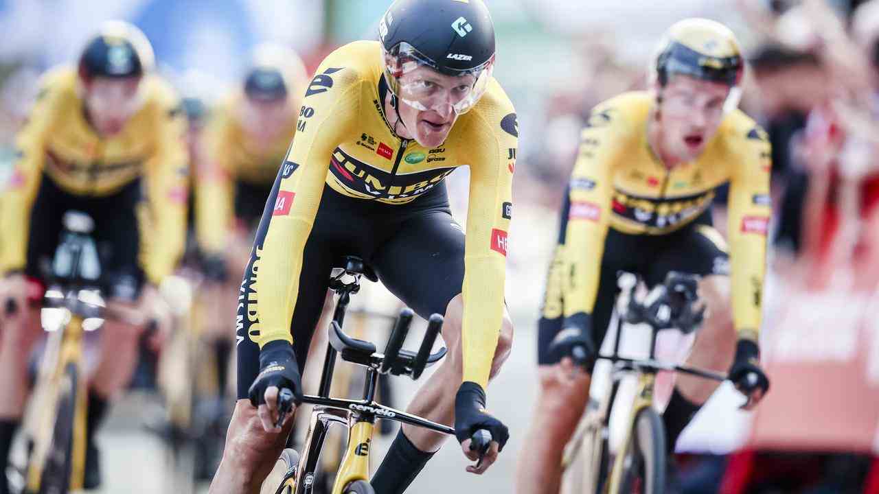 Robert Gesink überquerte als Erster von Jumbo-Visma die Ziellinie und ist somit der erste Träger des roten Leadertrikots.