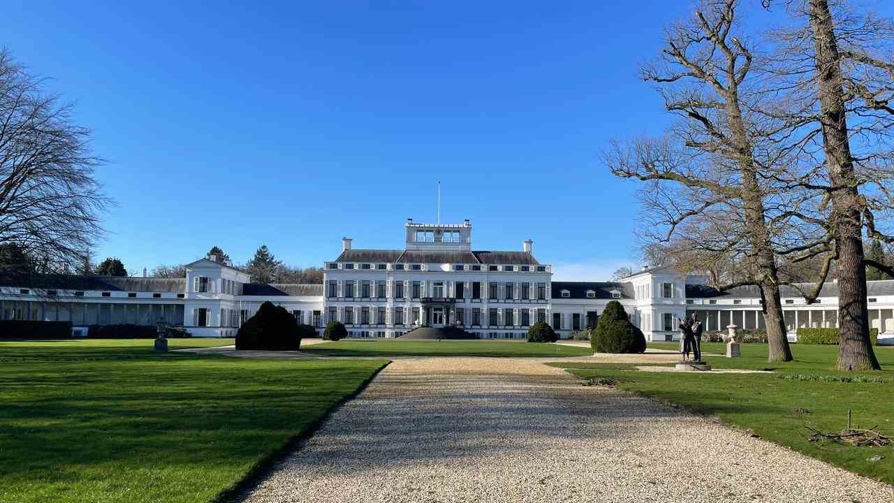 Minderjährige Flüchtlinge werden vorübergehend im ehemaligen Schloss in Soestdijk untergebracht.