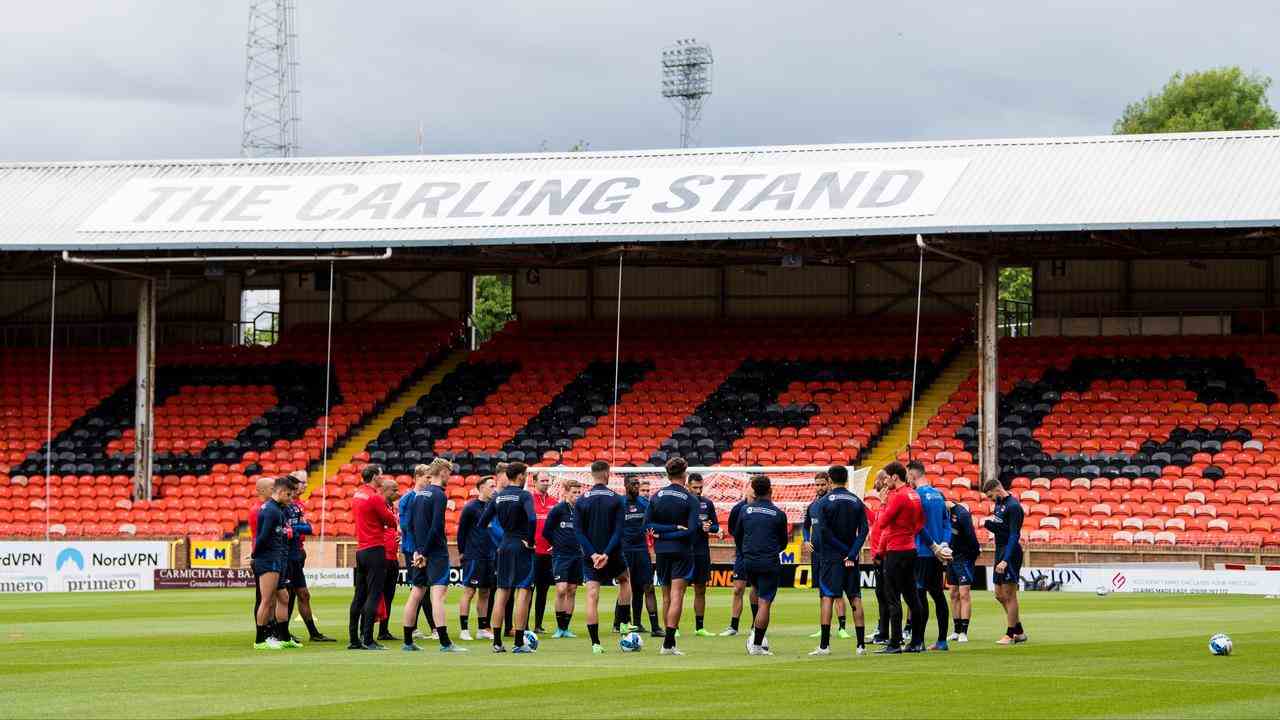 AZ bei einer Trainingseinheit in Schottland vor dem Spiel gegen Dundee.