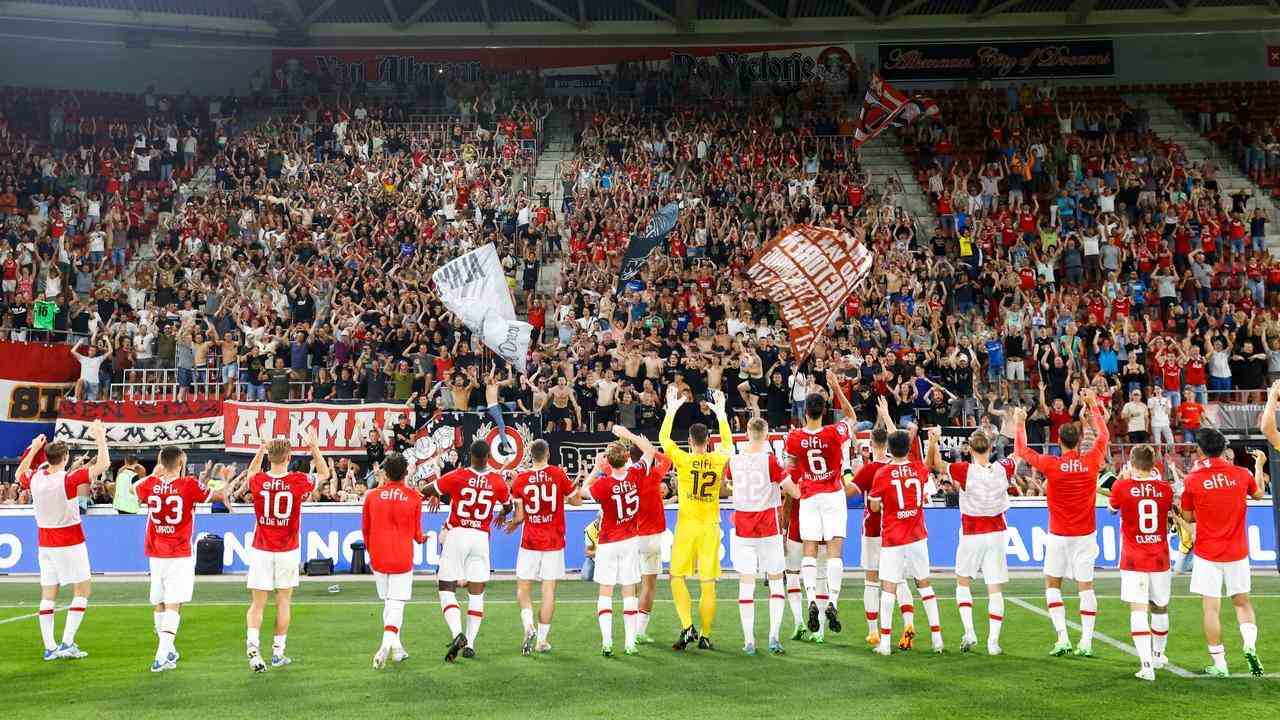 Die AZ-Spieler feiern mit den Fans den 7:0-Sieg.