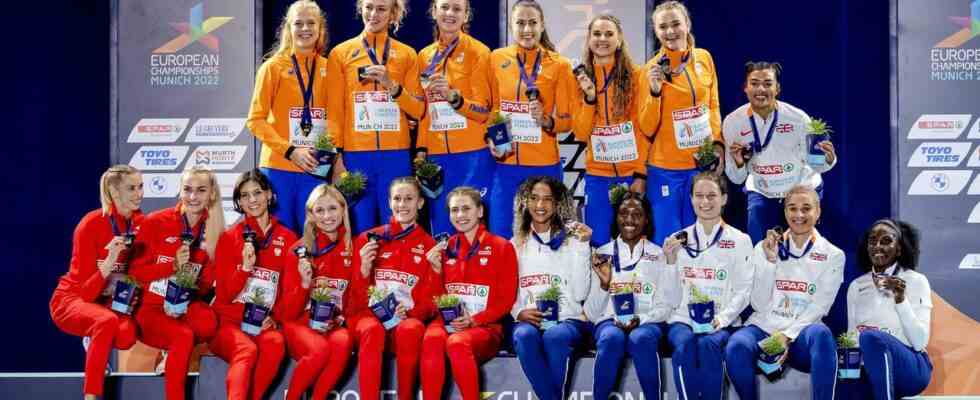 Bol gewinnt Gold mit einer Staffel ueber 4x400 Meter und