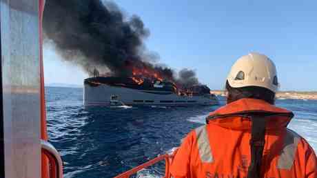 Brandneue Superyacht durch Feuer zerstoert VIDEO — World