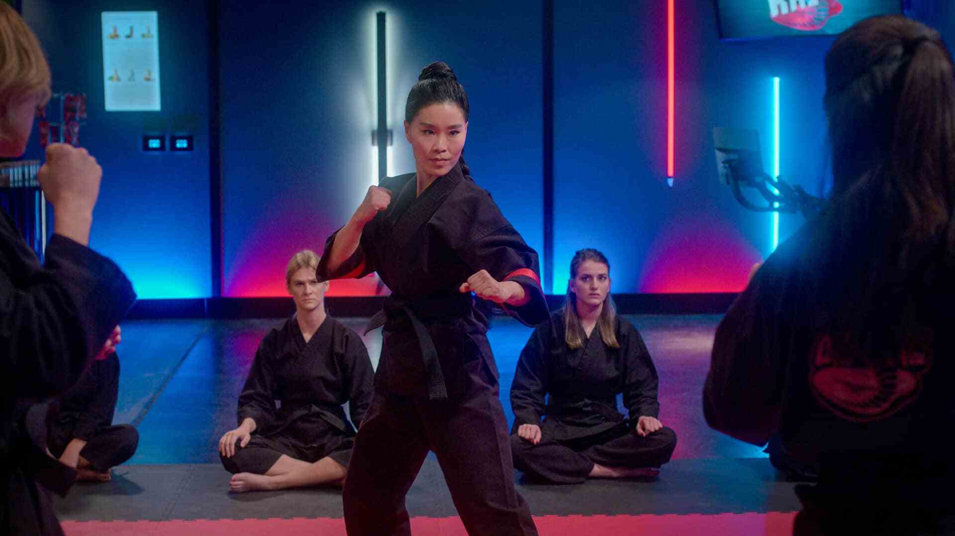 Netflix: Cobra Kai Staffel 5 First-Look-Bilder enthüllen die Rückkehr von Sean Kanan als Mike Barnes und dem neuen Sensei Kim Da-Eun, gespielt von Alicia Hannah-Kim.