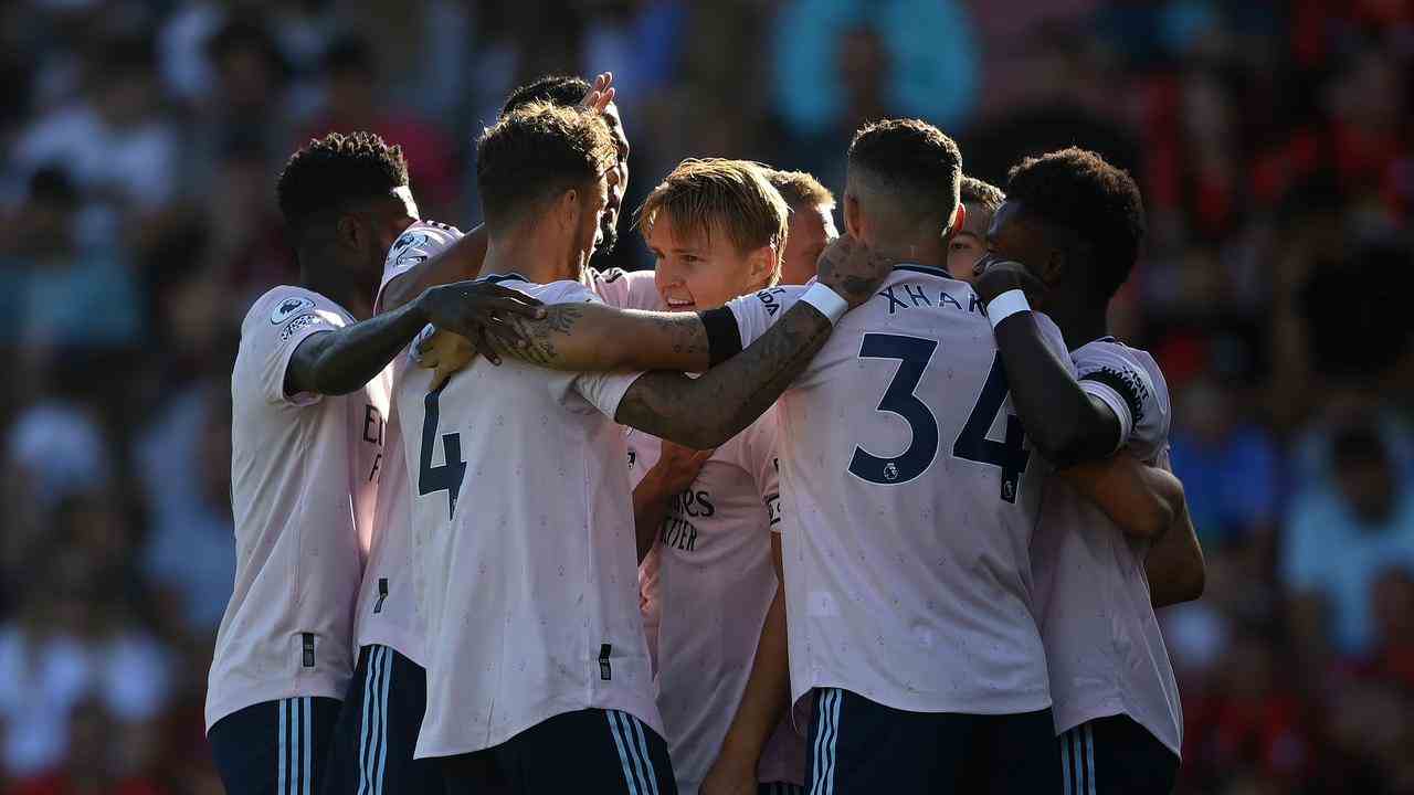 Arsenal feiert ein Tor gegen Bournemouth (0:3-Sieg).  Das Team von Trainer Mikel Arteta steht aktuell an der Spitze der Premier League.