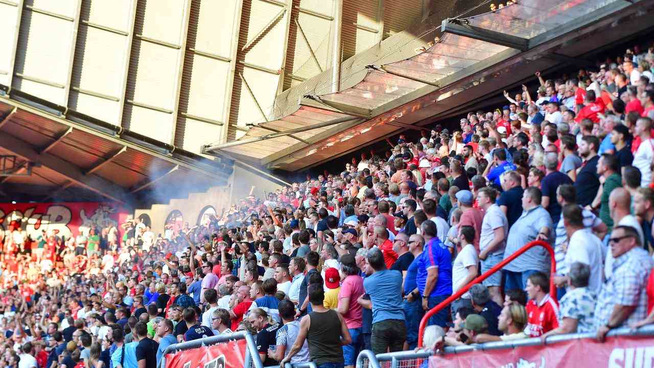 Das Duell in Enschede wurde von einer Feuerwerksbombe getrübt, die von der Fiorentina-Sektion zwischen Twente-Anhängern fiel.