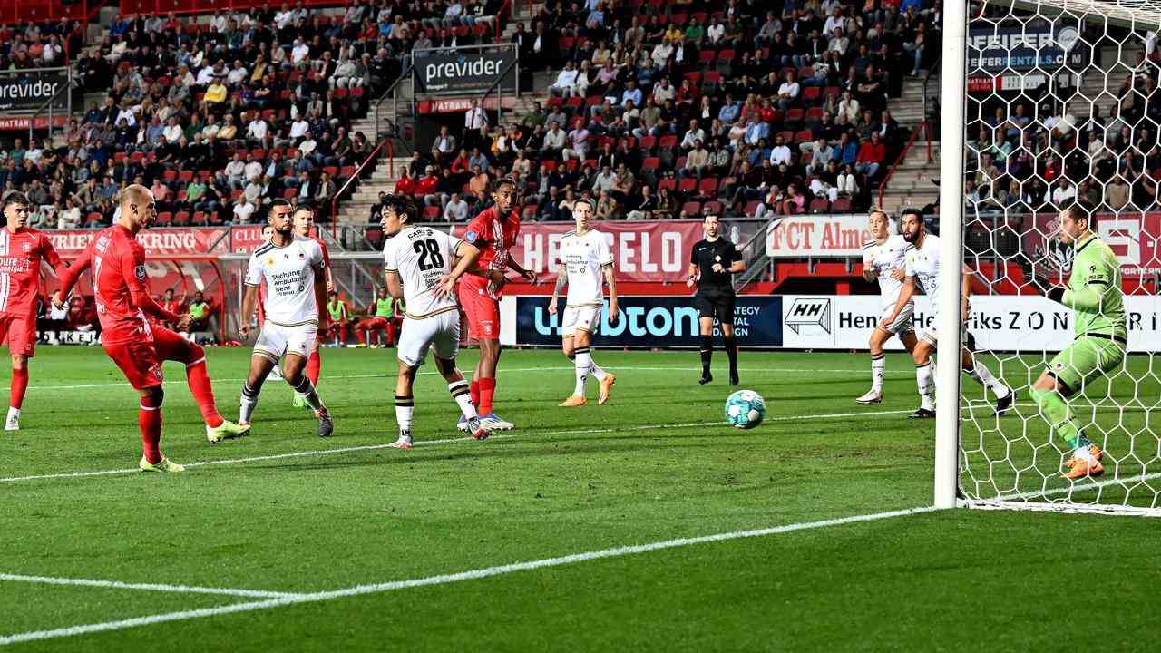 Vaclav Cerny macht nach einer Flanke von Gijs Smal auf 3:0.