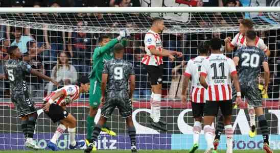 Der PSV laesst den FC Emmen beim Turnierdebuet von Van