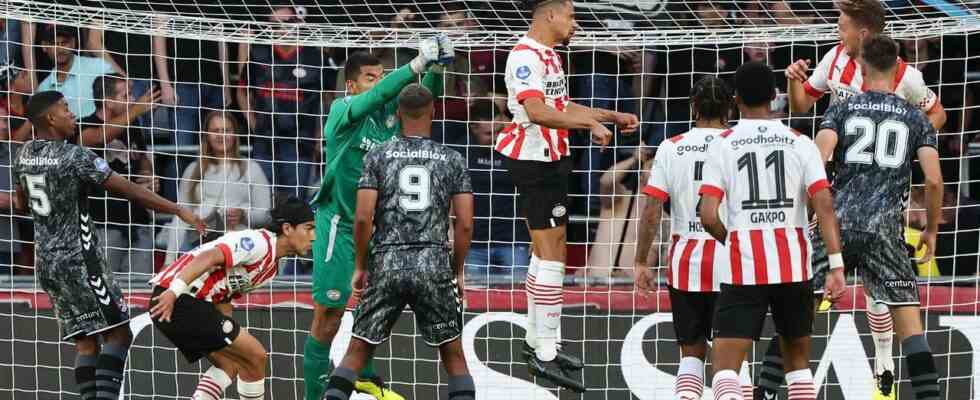 Der PSV laesst den FC Emmen beim Turnierdebuet von Van