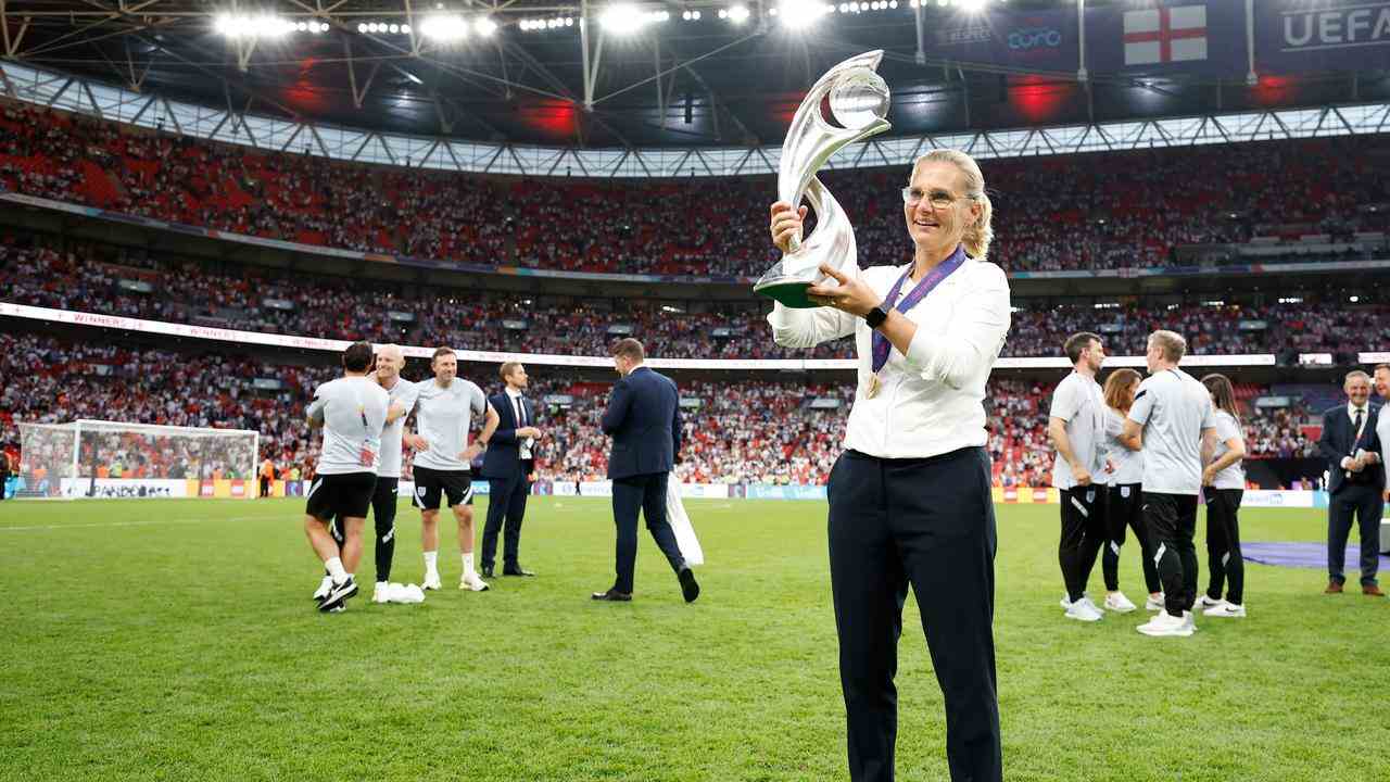 Sarina Wiegman mit dem Pokal nach dem Sieg im EM-Finale mit England.