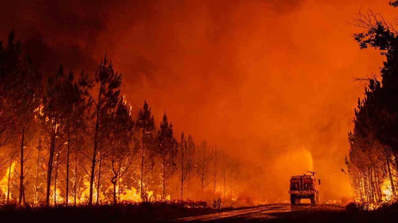 Ein Feuerwehrauto im Einsatz während des Waldbrandes in der Gironde.