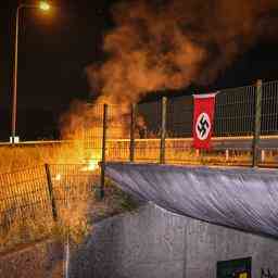 Die Polizei untersucht die Nazi Flagge die am Strassenrand der A1