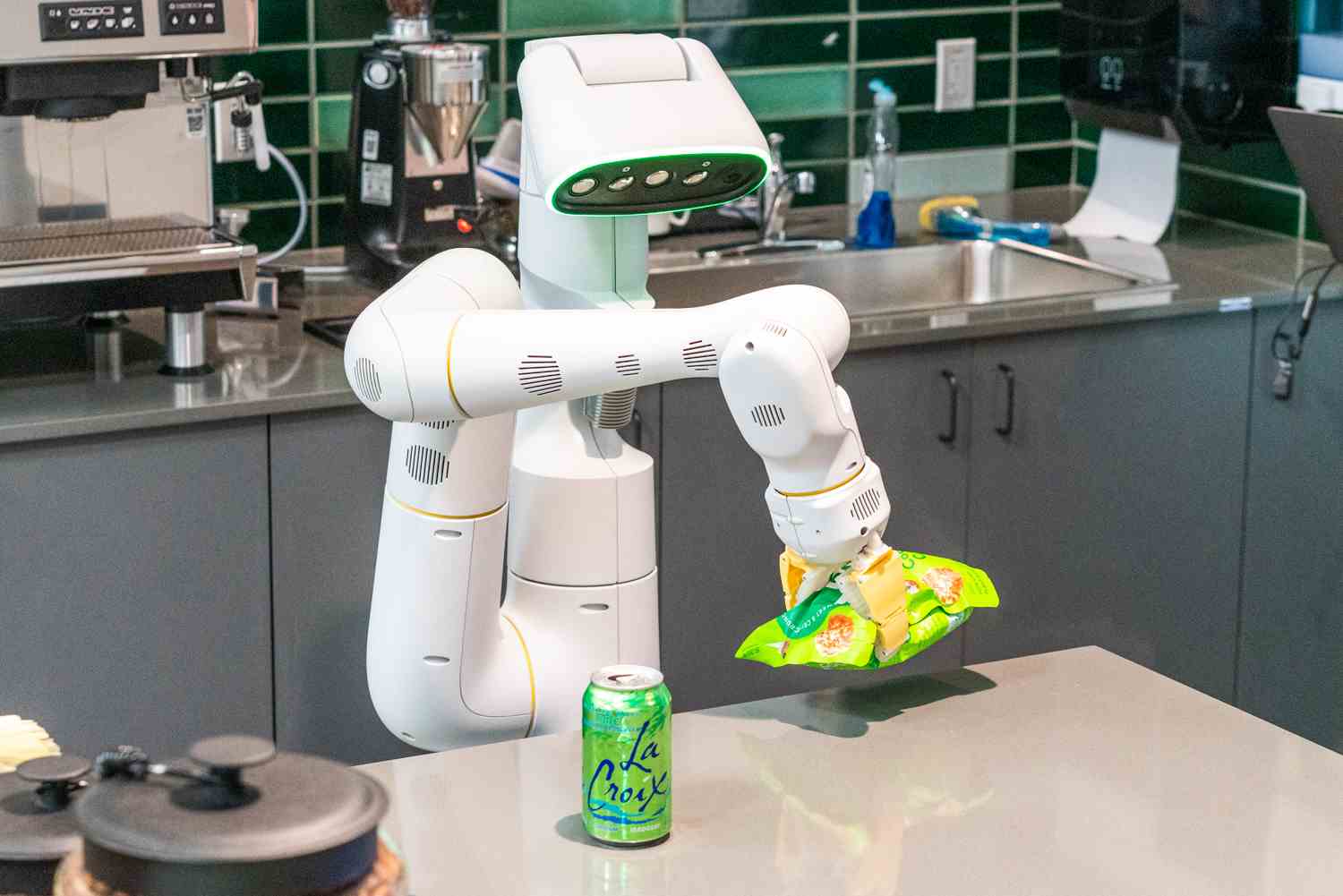 Roboter nimmt Chips auf