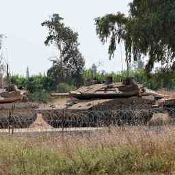 Die israelische Armee fuehrt Luftangriffe auf Ziele im Gazastreifen durch