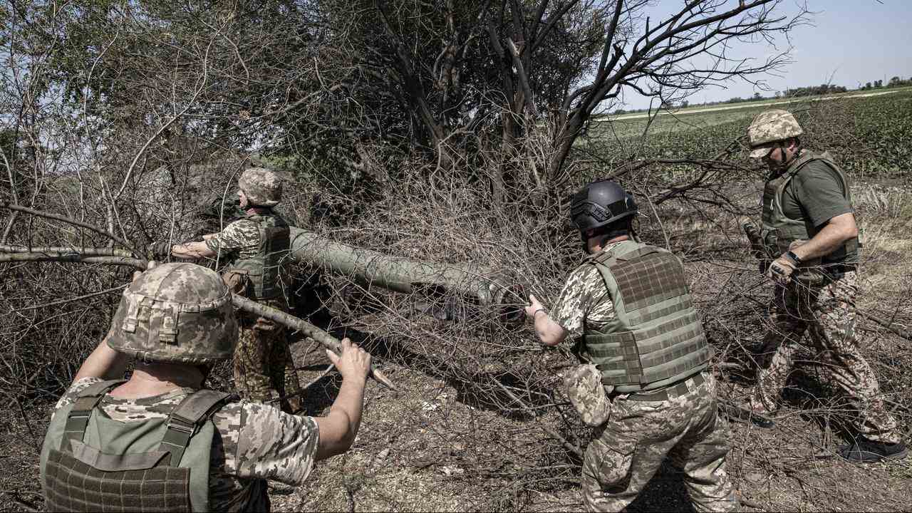 Ukrainische Soldaten inspizieren und verstecken schwere Artillerie in der Nähe von Cherson.