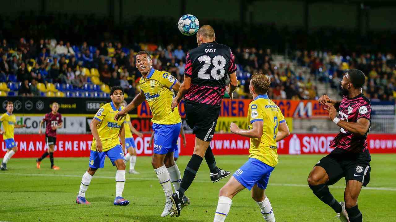 Bas Dost war einmal genau mit seinem Kopf.