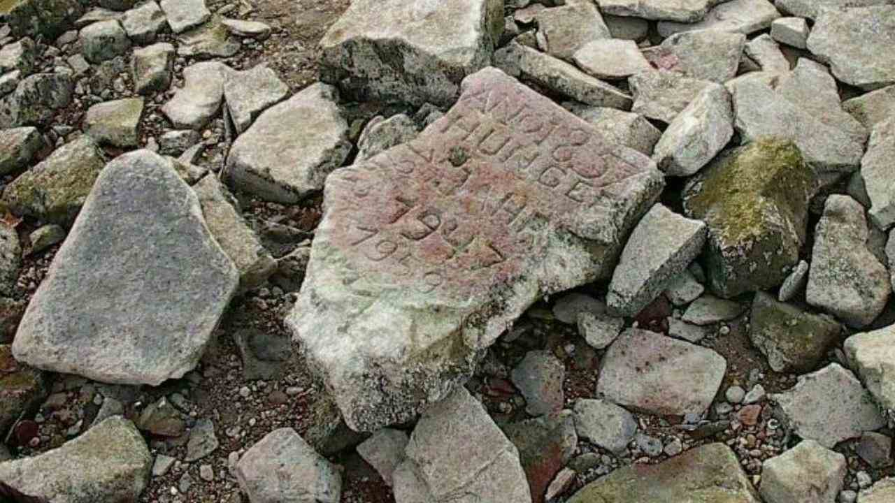 Trockener Hungerstein im Rhein nahe der deutschen Stadt Worms.  Die älteste Inschrift stammt aus dem Jahr 1857. Später wurde „Hungerjahr 1947“ hinzugefügt.  Auch in den trockenen Sommern 2003 und 2018 wurde der Stein sichtbar.