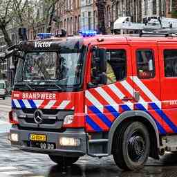 Feuerwehrauto auf dem Weg zur Meldung kollidiert mit Auto