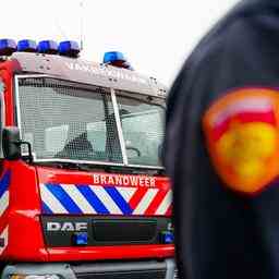 Flammen schlagen aus Papiercontainer auf Schulhof in Amersfoort JETZT