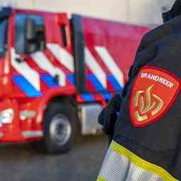 Gerade gekauftes Auto faengt Feuer auf N65 bei Biezenmortel