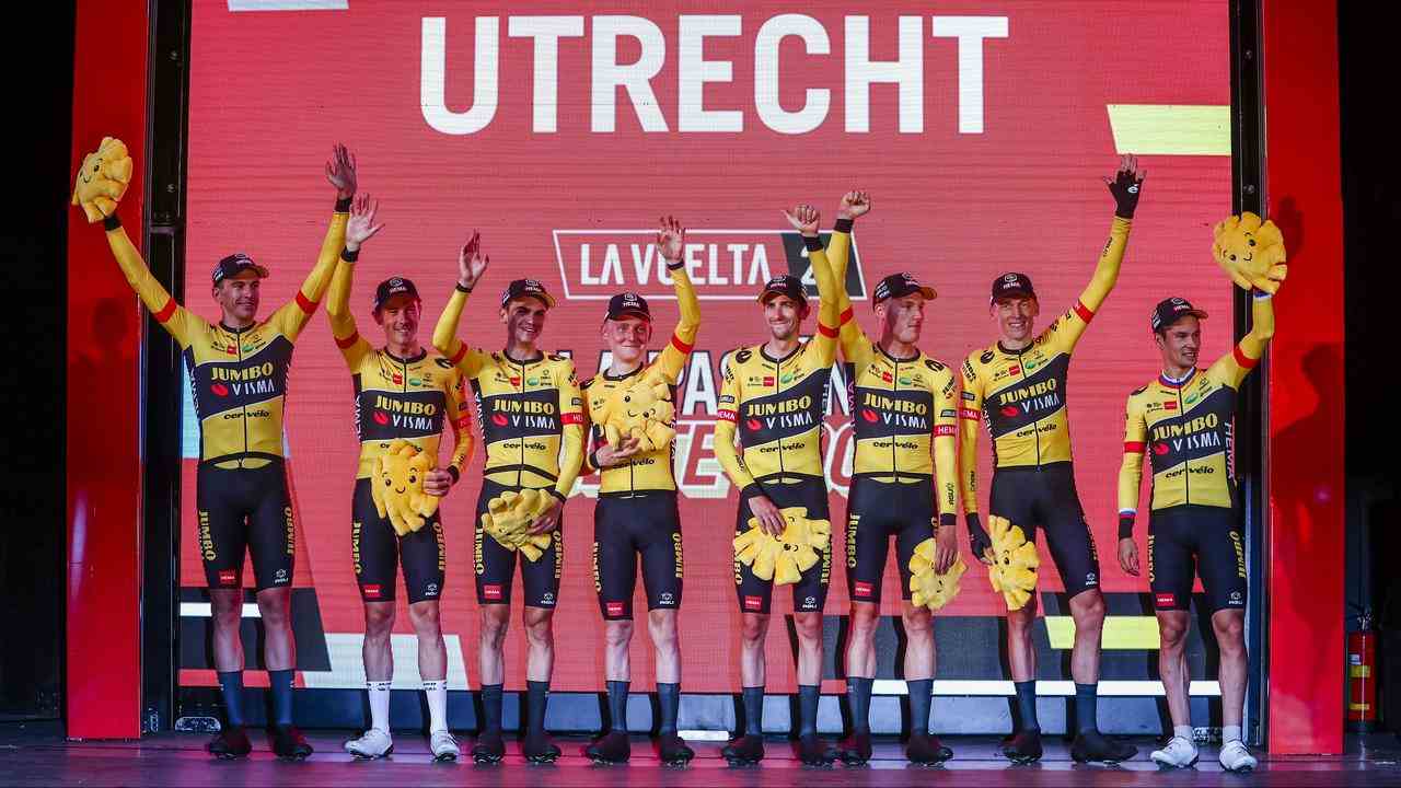 Robert Gesink mit seinem Team auf dem Podium.