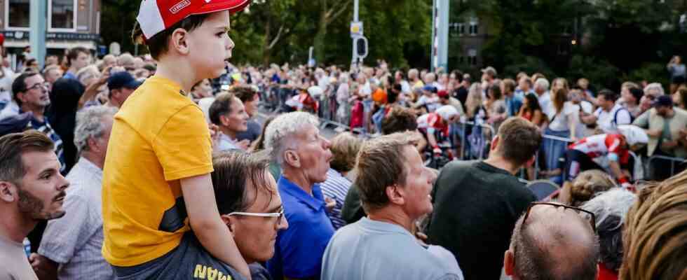 Gesink gewinnt Mannschaftszeitfahren mit Jumbo Visma im stimmungsvollen Utrecht JETZT