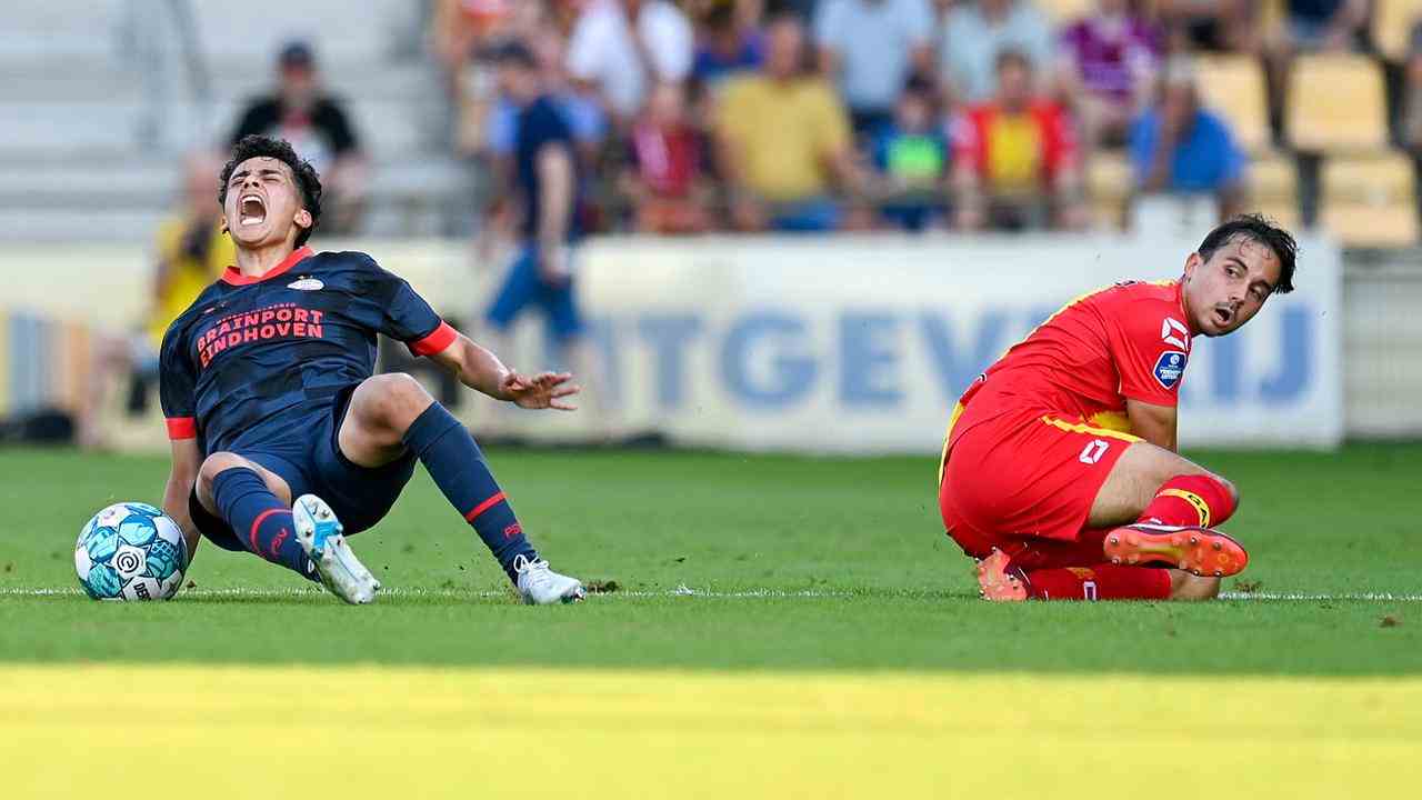 Mats Deijl traf PSV-Mittelfeldspieler Richard Ledezma voll am Knöchel.