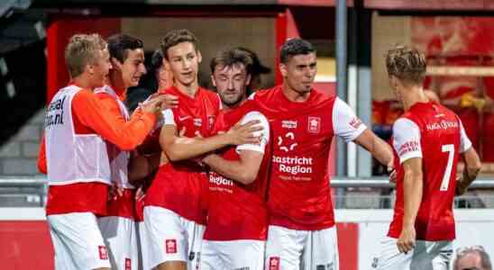 Heracles nach grossem Sieg in Fuehrung Sohn Van Bommel punktet