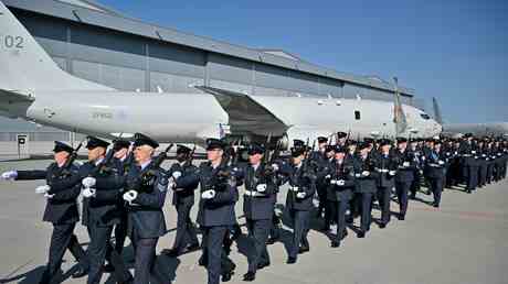 Hochrangiger RAF Beamter kuendigt wegen aufgeweckter Politik – Medien – World