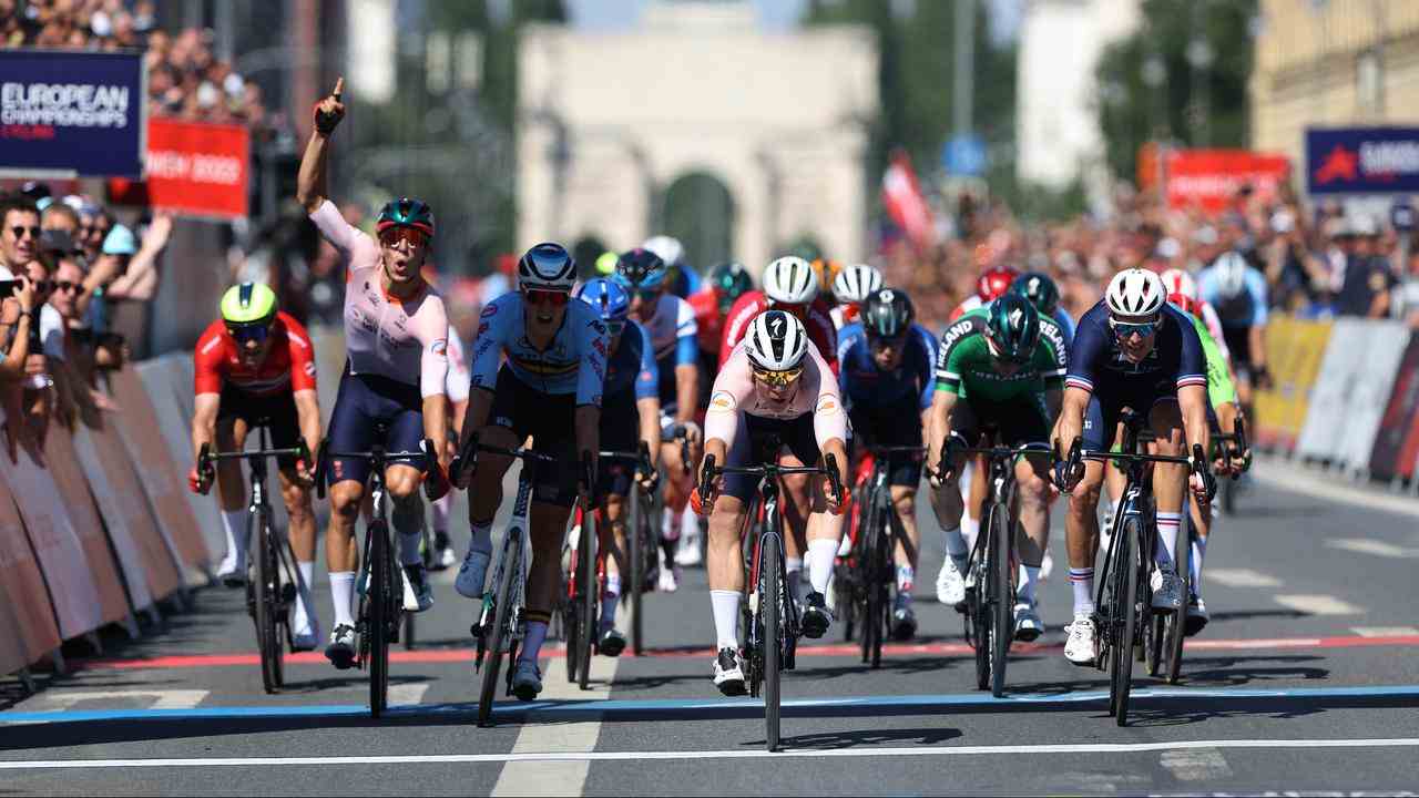 Fabio Jakobsen (Mitte) schlug im Massensprint den Franzosen Arnaud Démare und den Belgier Tim Merlier.