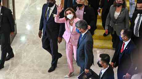 Jet der US Air Force mit Pelosi an Bord landet