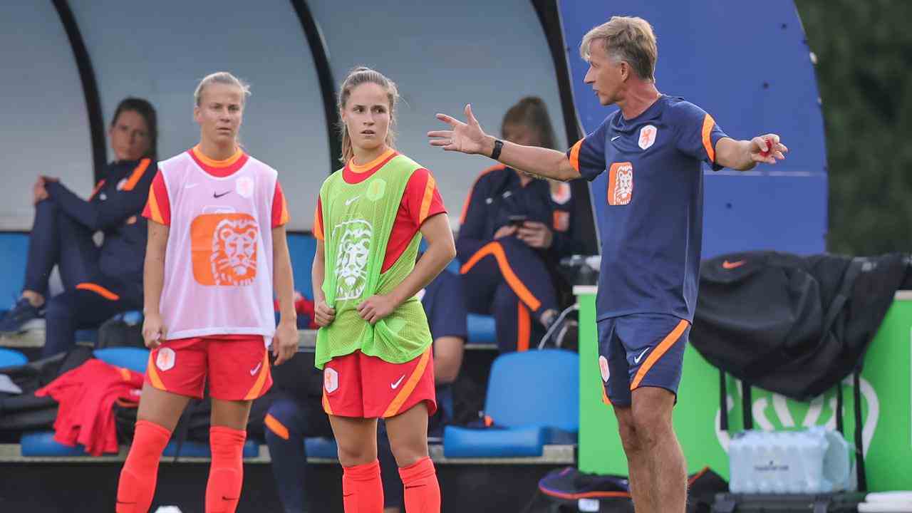 Andries Jonker war während seines ersten Trainings bei den Orange Women sehr aktiv.