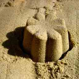 Junge im Sand in selbst ausgehobener Grube begraben JETZT