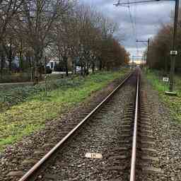 Junger Radfahrer entkommt Kollision mit Zug Zuege fahren wieder zwischen