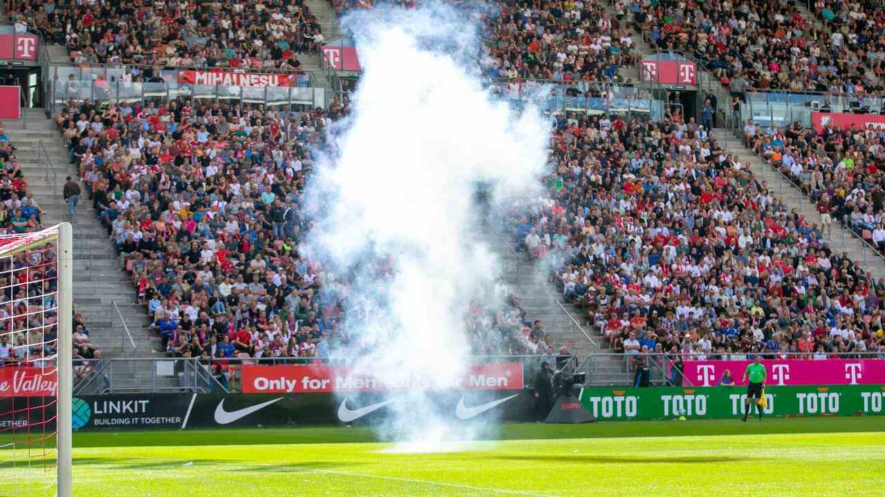 Die Feuerwerksbombe, die während des Eredivisie-Spiels FC Utrecht-Ajax (0:2) explodierte.