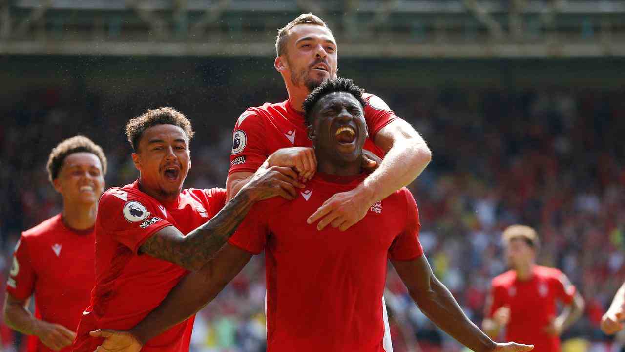 Nottingham Forest feiert das Tor von Taiwo Awoniyi.