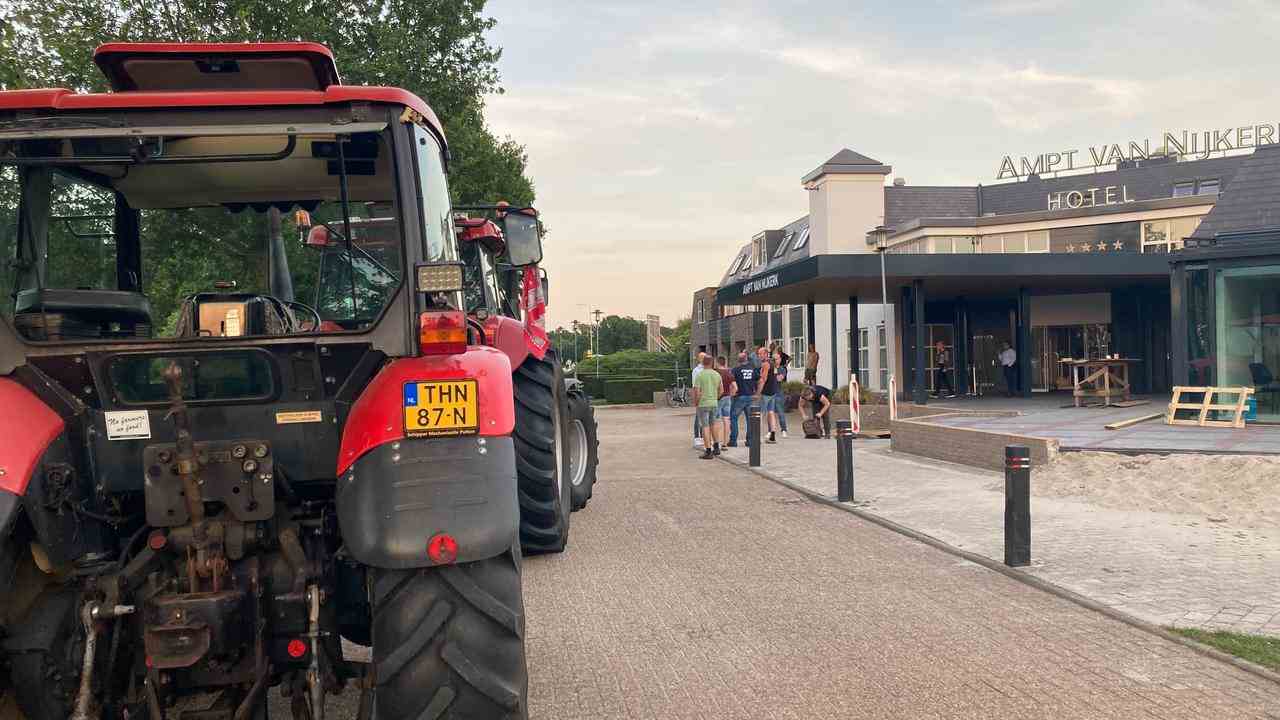 Während des Treffens kamen etwa zehn Wanderer in das Hotel, in dem das Treffen stattfand.